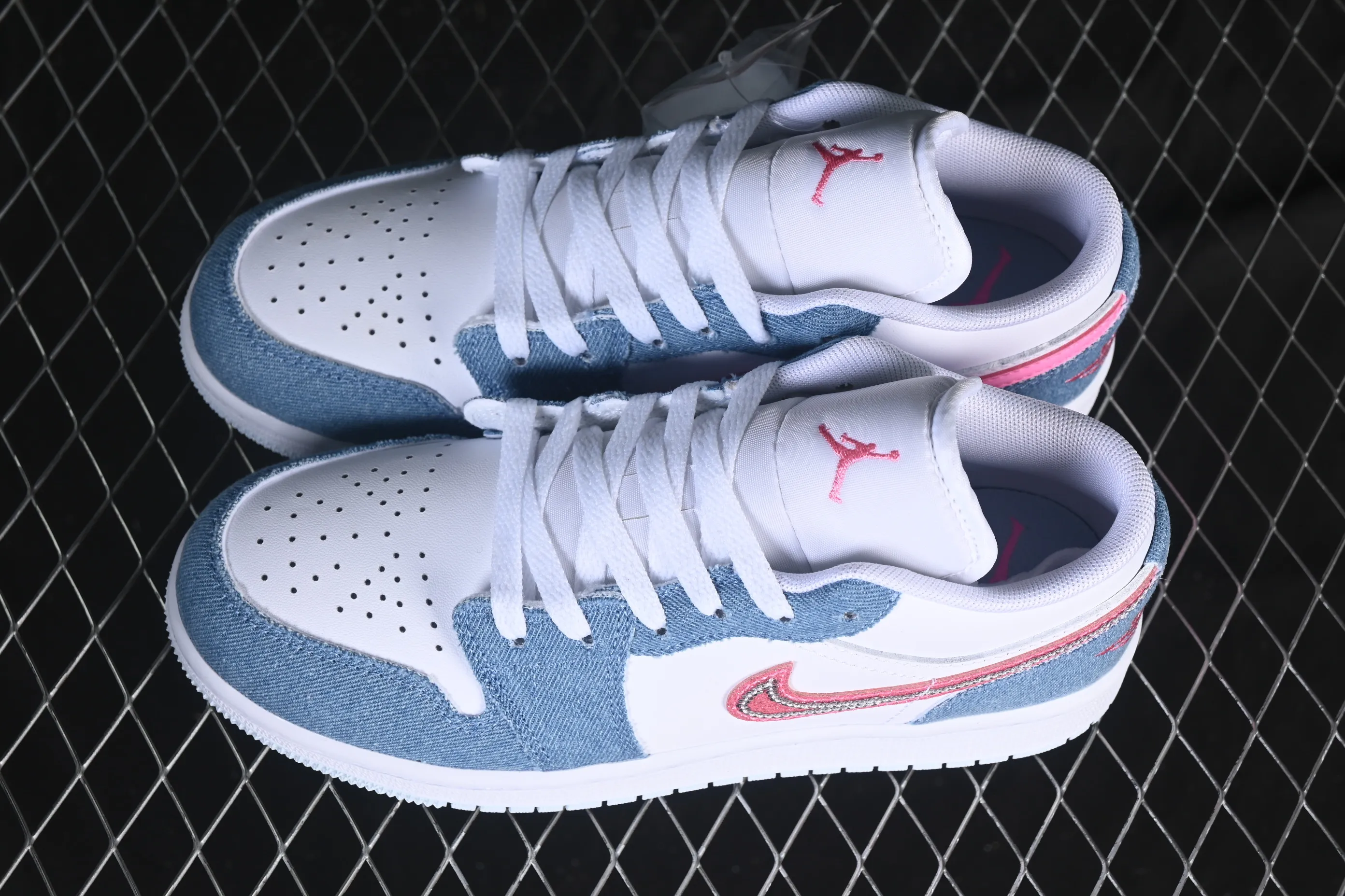 All categories Air Jordan Jordan series basketball shoes Air Jordan 1 Low Air Jordan 1 Low AJ1 Joe 1 white and blue denim pink diamond hook low-top casual sneakers HQ2001-400